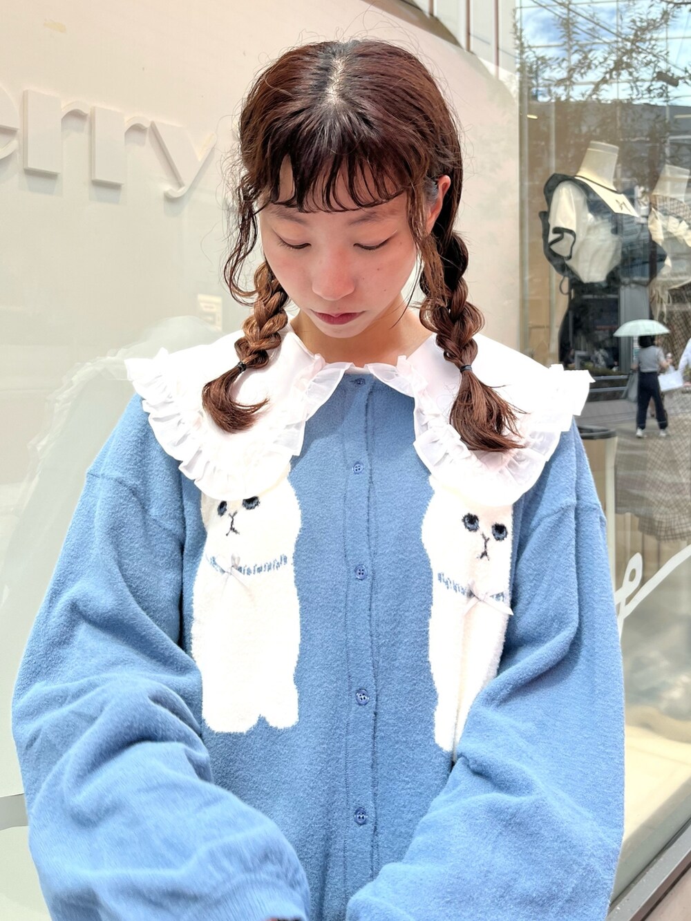 ブルー系のカーディガン/ボレロ、ホワイト系のシャツ/ブラウス、ホワイト系のスカートを着用したレディースの夏コーディネートの4枚目の写真
