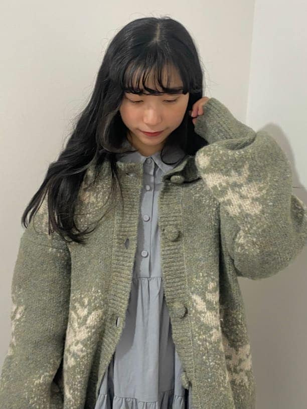 ブルー系のワンピース、ホワイト系のパンプス、グレー系のカーディガン/ボレロを着用したレディースの秋コーディネートの3枚目の写真