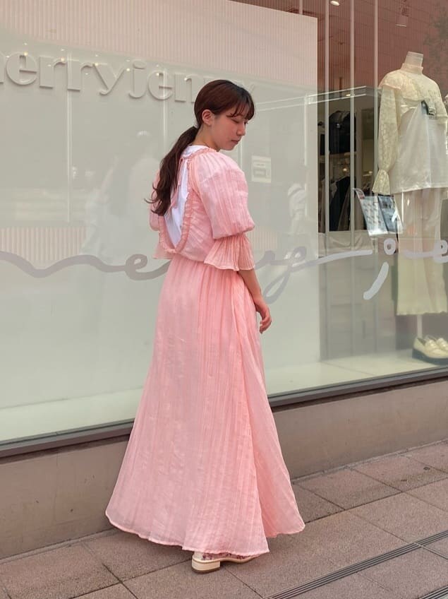 ピンク系のワンピース、ピンク系のパンプス、ピンク系のハンドバッグを着用したレディースの春コーディネートの5枚目の写真