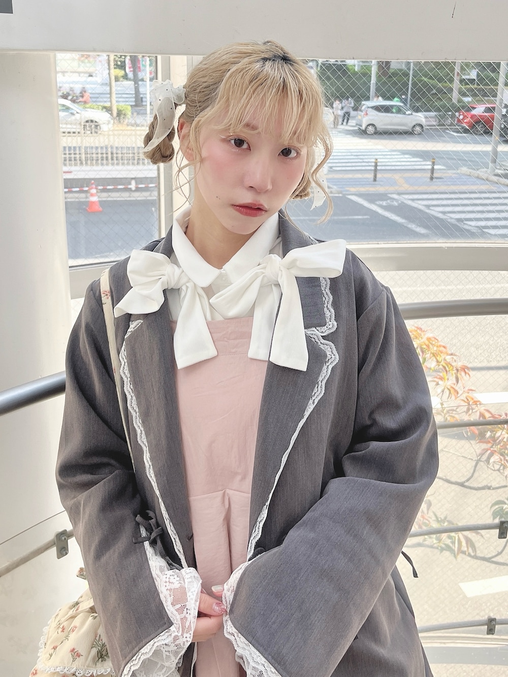 グレー系のテーラードジャケット、ホワイト系のシャツ/ブラウス、ピンク系のワンピースを着用したレディースの冬コーディネートの4枚目の写真