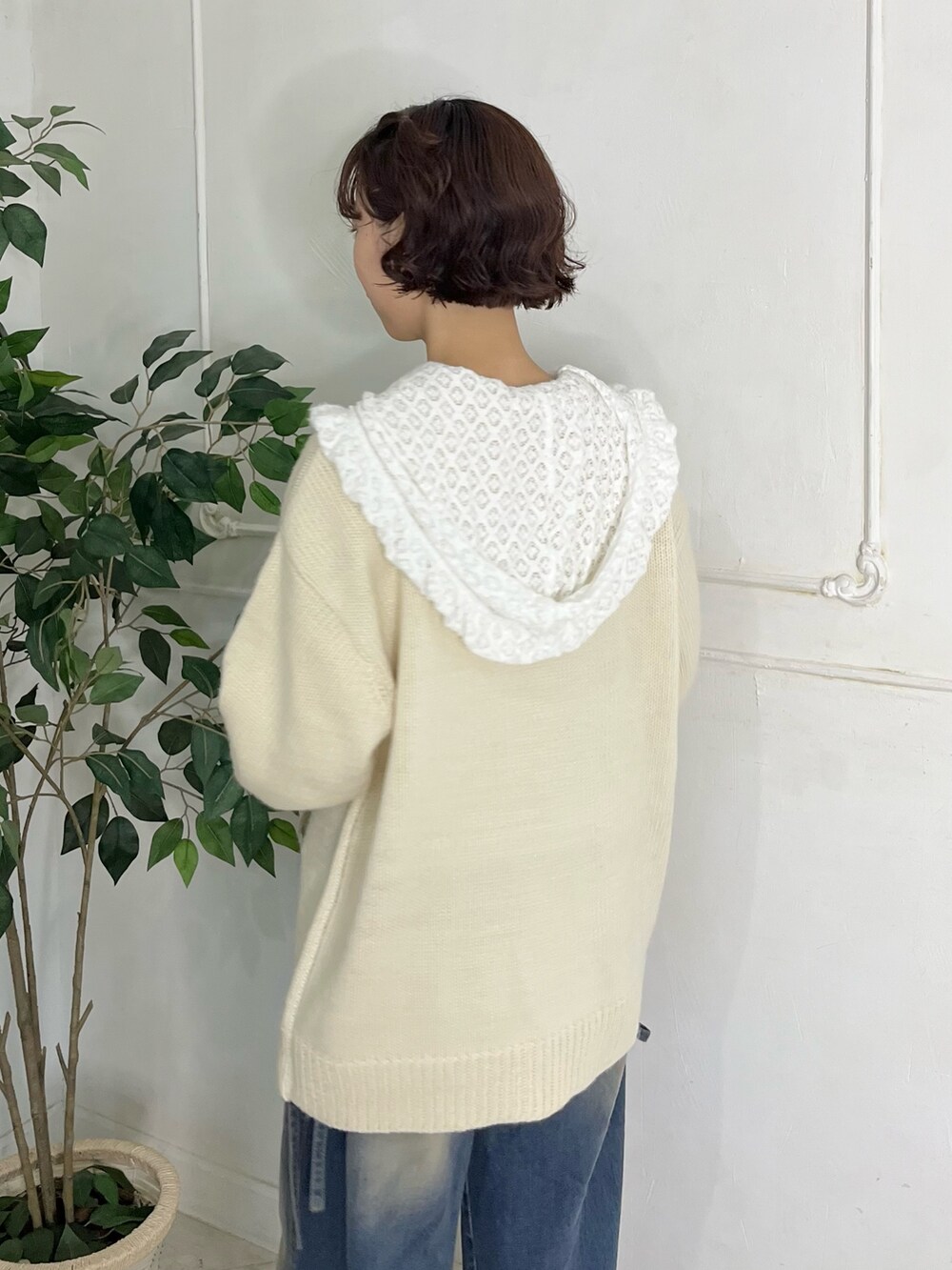 ホワイト系のTシャツ/カットソー、ホワイト系のニット/セーター、ブルー系のデニムパンツを着用したレディースの秋コーディネートの6枚目の写真