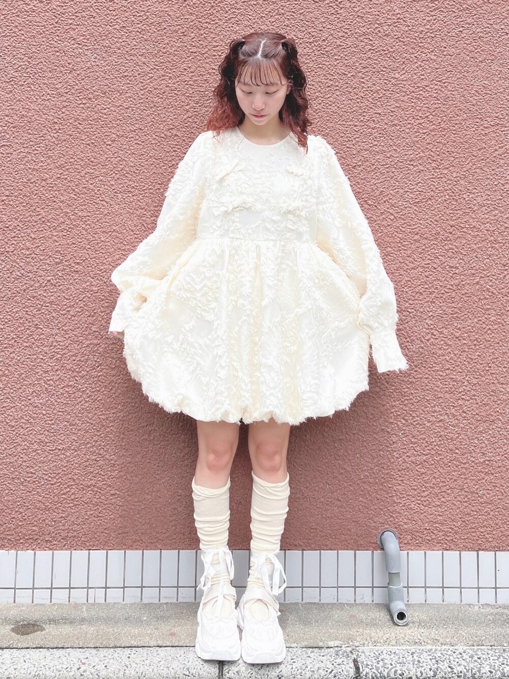 ホワイト系のワンピース、ホワイト系のスニーカー、ホワイト系のマフラーを着用したレディースの夏コーディネートの6枚目の写真