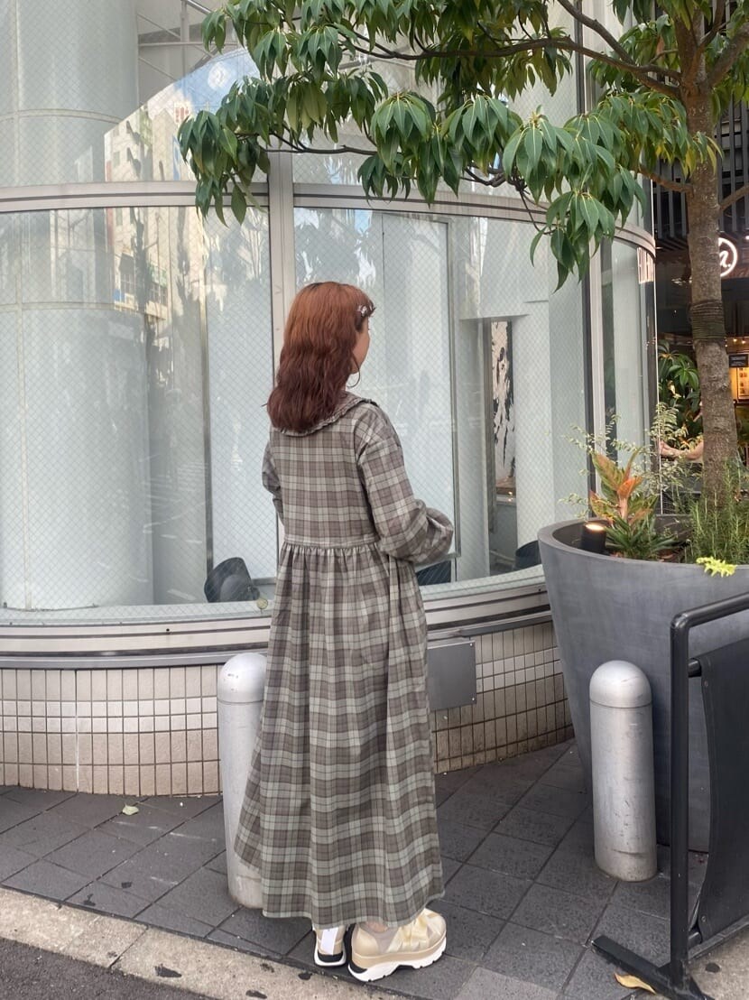 ホワイト系のスニーカー、ブルー系のワンピースを着用したレディースの夏コーディネートの3枚目の写真