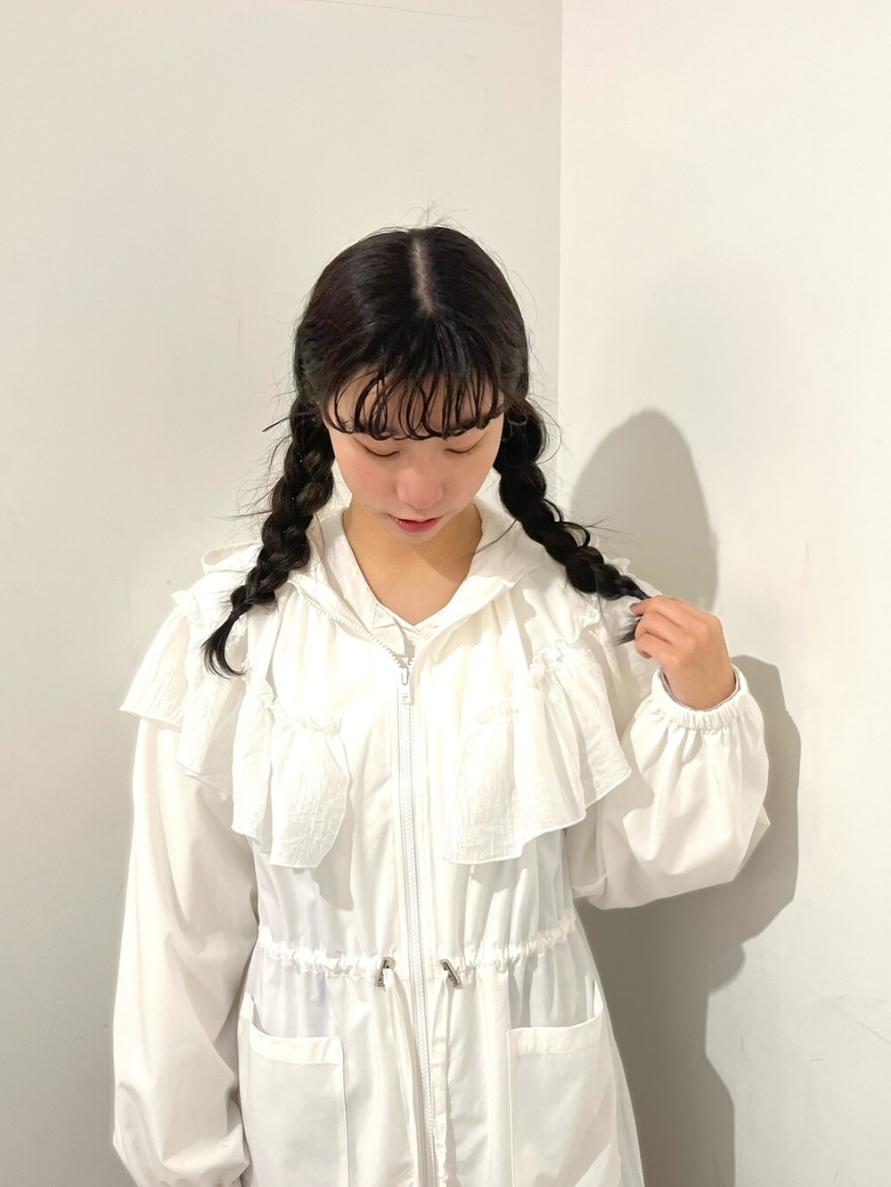 ホワイト系のマウンテンパーカー、ブルー系のワンピース、ホワイト系のシャツ/ブラウスを着用したレディースの春コーディネートの3枚目の写真