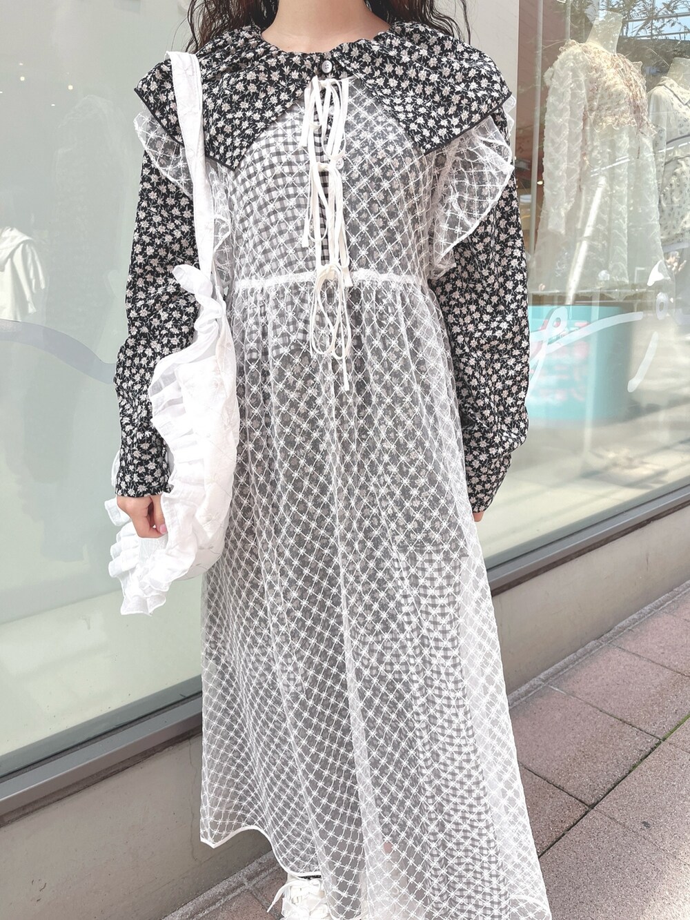 ブラック系のワンピース、ホワイト系のワンピース、ホワイト系のトートバッグを着用したレディースの春コーディネートの7枚目の写真