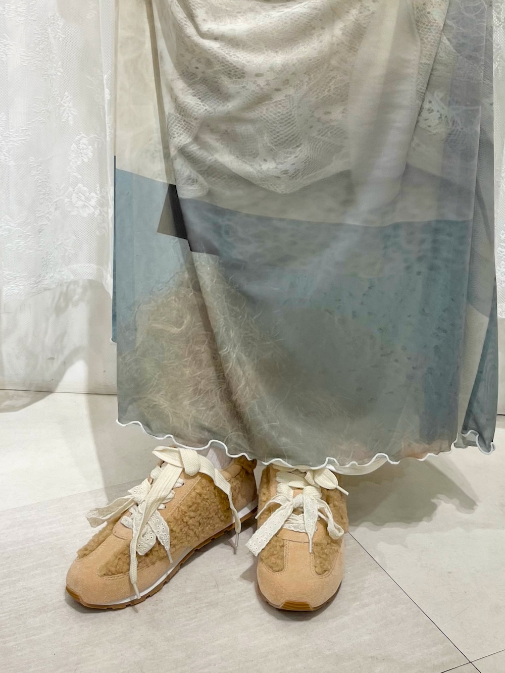 グリーン系のTシャツ/カットソー、グリーン系のスカート、ピンク系のスニーカーを着用したレディースの夏コーディネートの10枚目の写真