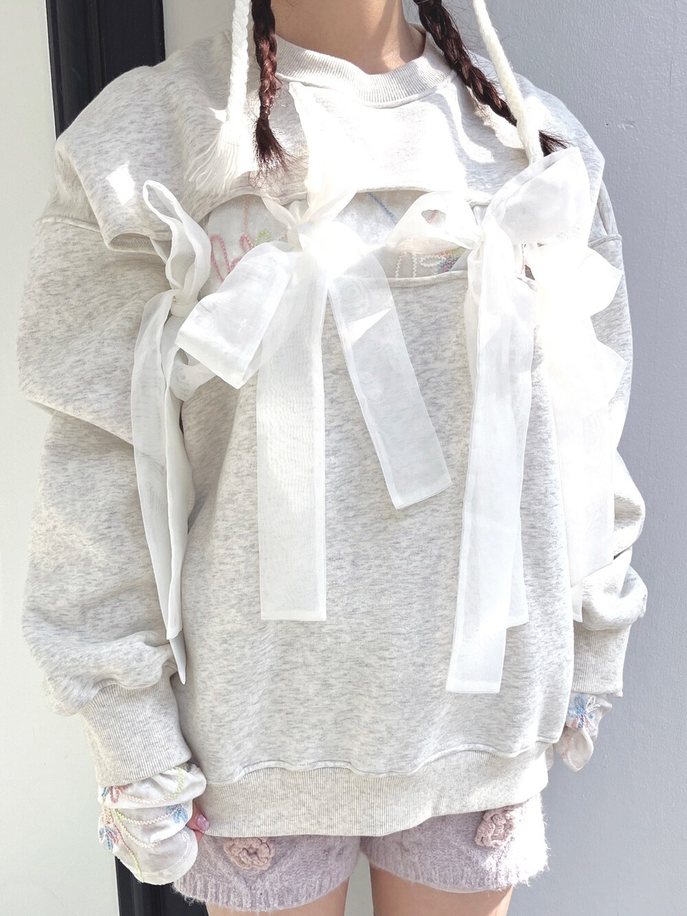 ホワイト系のTシャツ/カットソー、ホワイト系のスウェット、ピンク系のスウェットパンツを着用したレディースの秋コーディネートの6枚目の写真