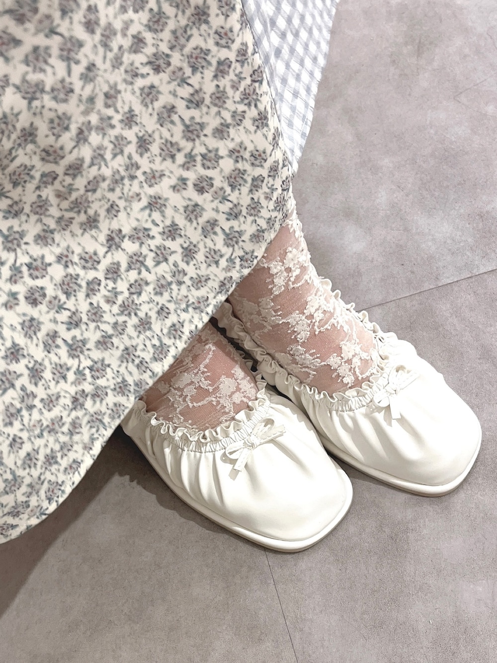 ホワイト系のシャツ/ブラウス、ブルー系のワンピース、ピンク系のショルダーバッグを着用したレディースの春コーディネートの10枚目の写真