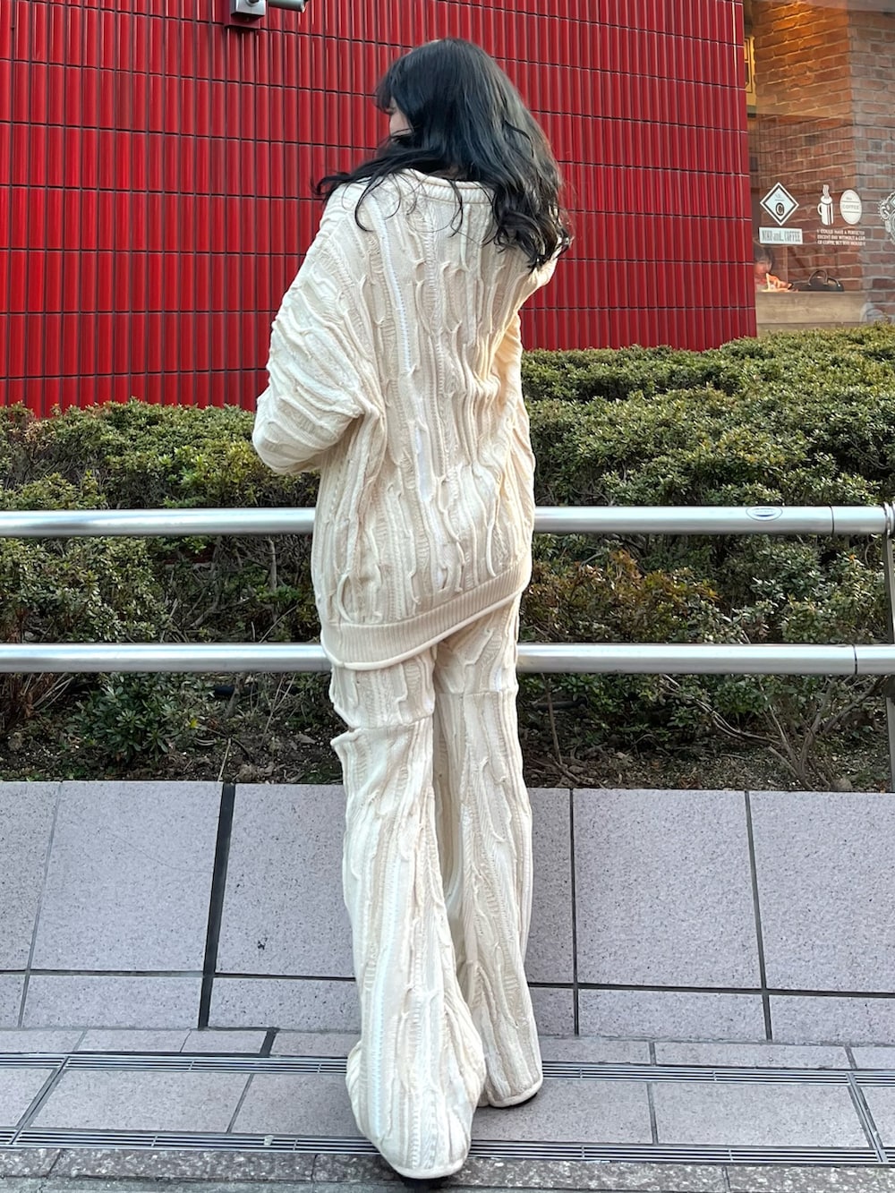 ホワイト系のパンプス、ホワイト系のカーディガン/ボレロ、ホワイト系のその他パンツを着用したレディースの冬コーディネートの3枚目の写真