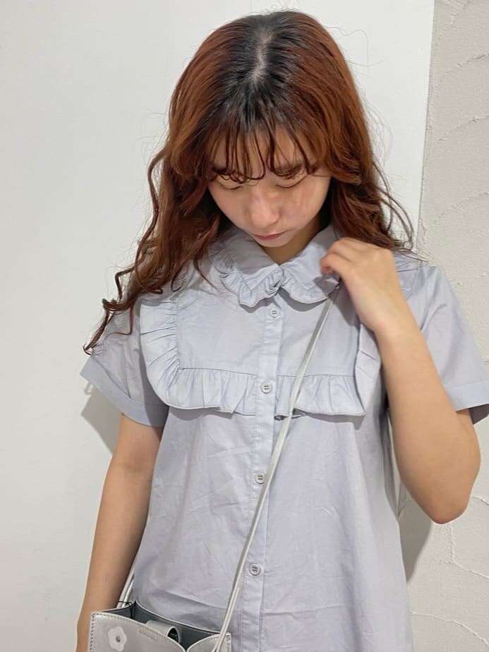 ホワイト系のその他シューズ、ブルー系のワンピース、シルバー系のショルダーバッグを着用したレディースの春コーディネートの5枚目の写真