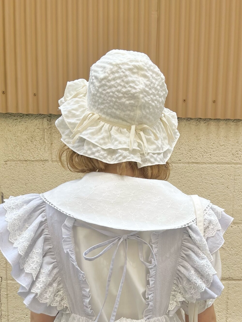 ホワイト系のシャツ/ブラウス、ブルー系のワンピース、ホワイト系のトートバッグを着用したレディースの春コーディネートの9枚目の写真