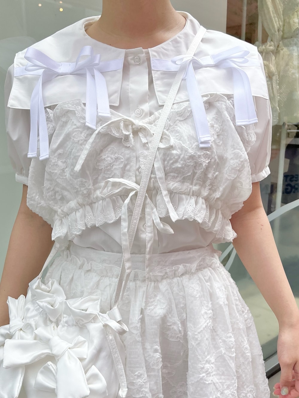 ホワイト系のシャツ/ブラウス、ホワイト系のシャツ/ブラウス、ホワイト系のスカートを着用したレディースの夏コーディネートの7枚目の写真