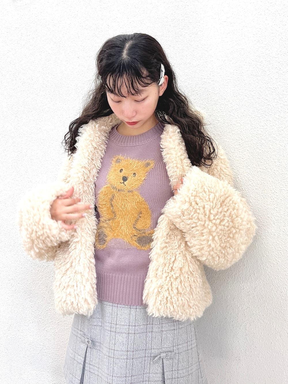 ホワイト系のダウンジャケット/コート、ピンク系のニット/セーター、グレー系のスカートを着用したレディースの秋コーディネートの4枚目の写真