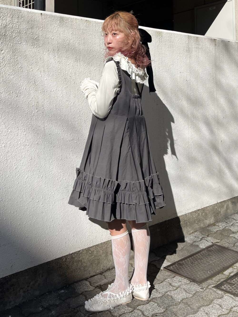 ホワイト系のTシャツ/カットソー、ブラック系のショルダーバッグ、グレー系のワンピースを着用したレディースの冬コーディネートの2枚目の写真
