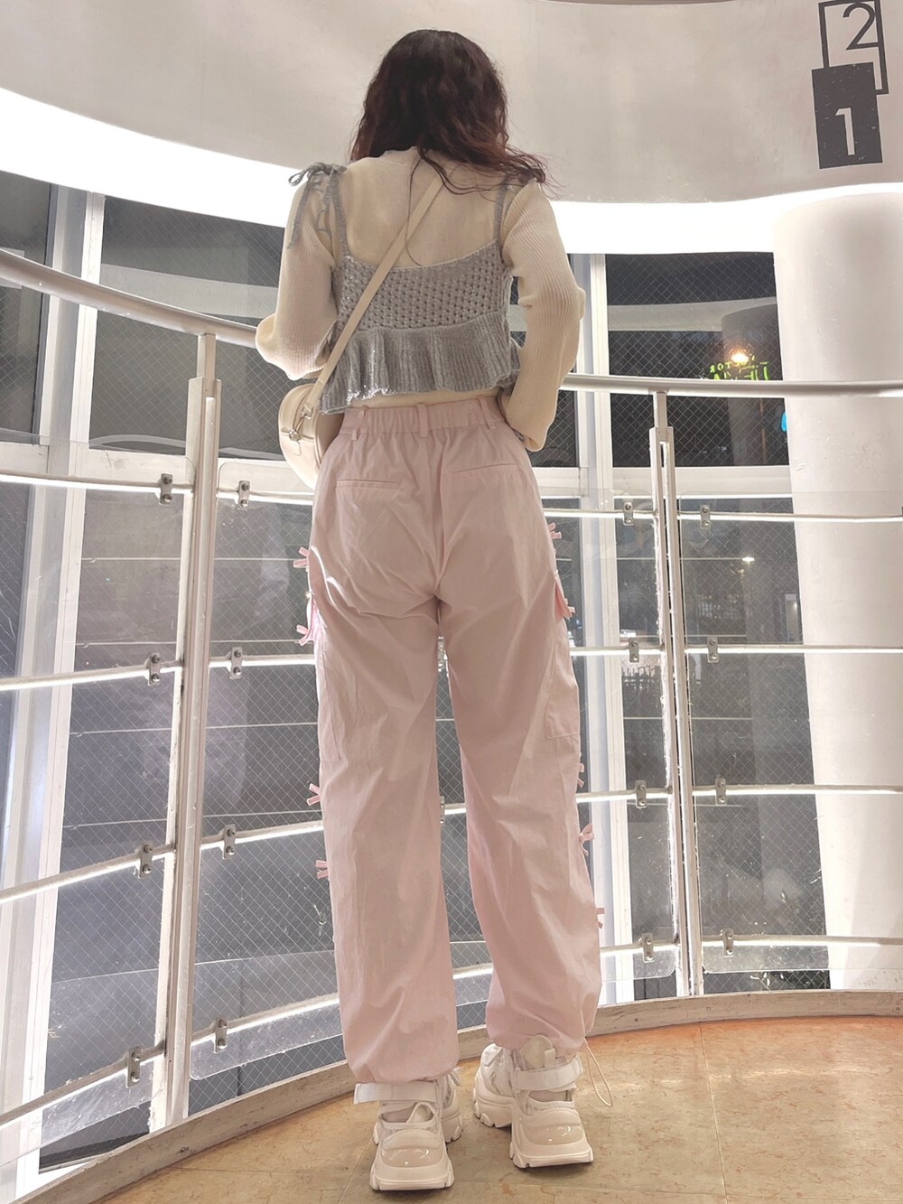 シルバー系のキャミソール、ホワイト系のTシャツ/カットソー、ホワイト系のショルダーバッグを着用したレディースの冬コーディネートの3枚目の写真
