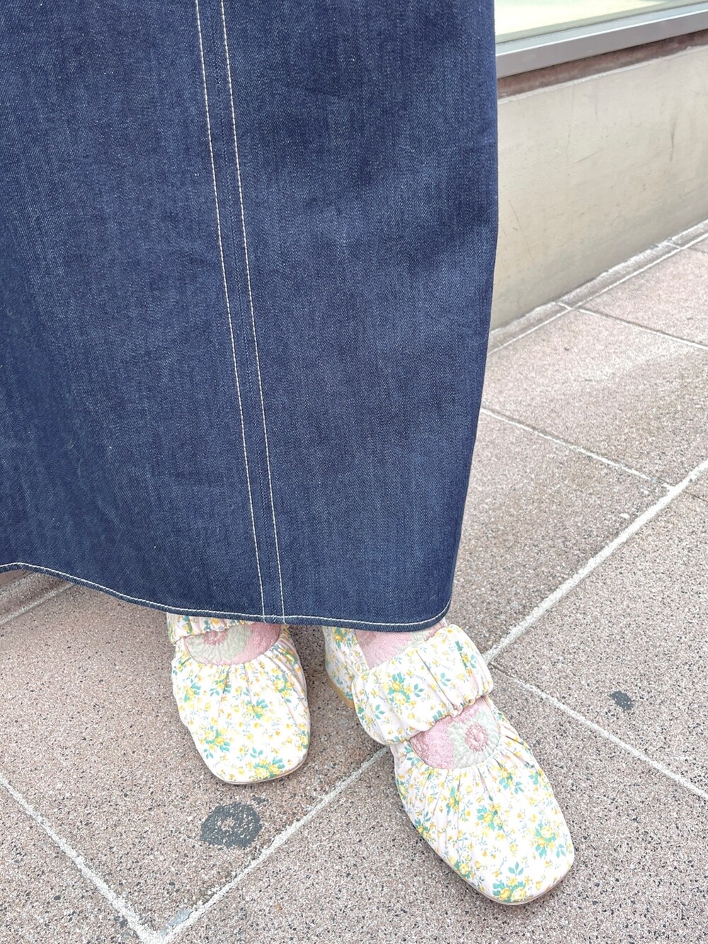 ピンク系のニット/セーター、ブルー系のワンピース、ホワイト系のショルダーバッグを着用したレディースの冬コーディネートの10枚目の写真