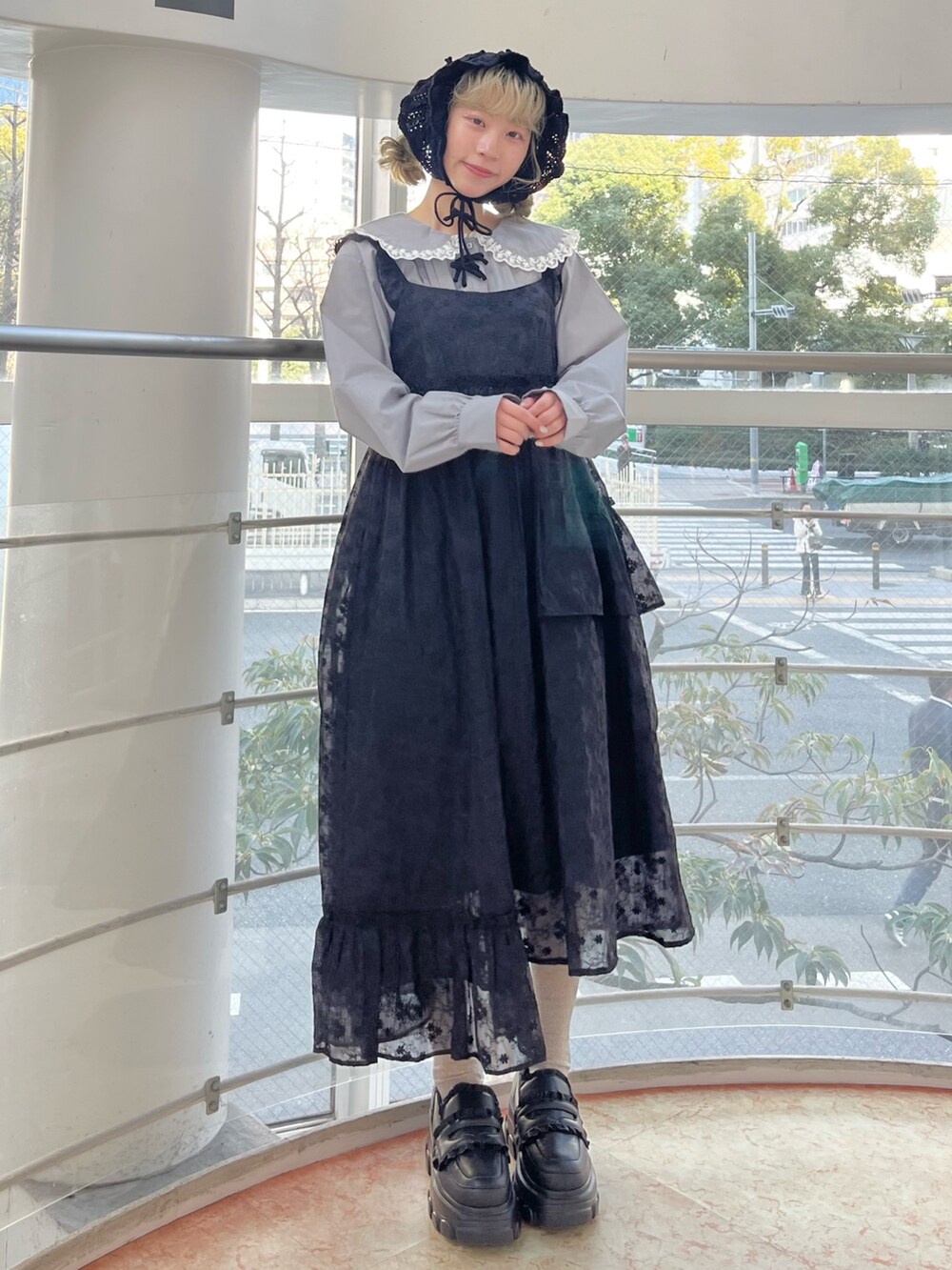 グレー系のワンピース、ブラック系のワンピース、ブラック系のローファーを着用したレディースの冬コーディネートの2枚目の写真