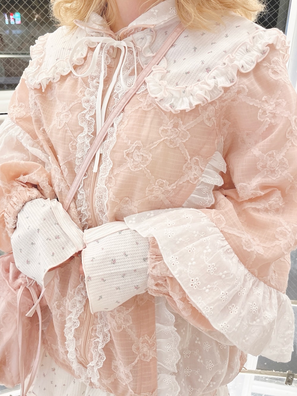 ピンク系のTシャツ/カットソー、ピンク系のワンピース、ピンク系のブルゾンを着用したレディースの夏コーディネートの8枚目の写真