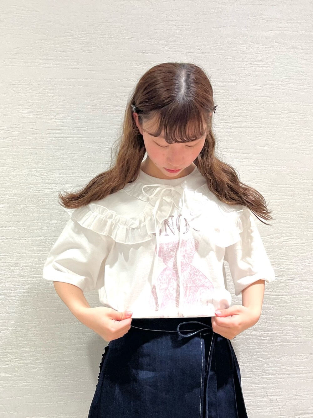 ホワイト系のTシャツ/カットソー、ブルー系のデニムスカート、ピンク系のサンダルを着用したレディースの春コーディネートの4枚目の写真