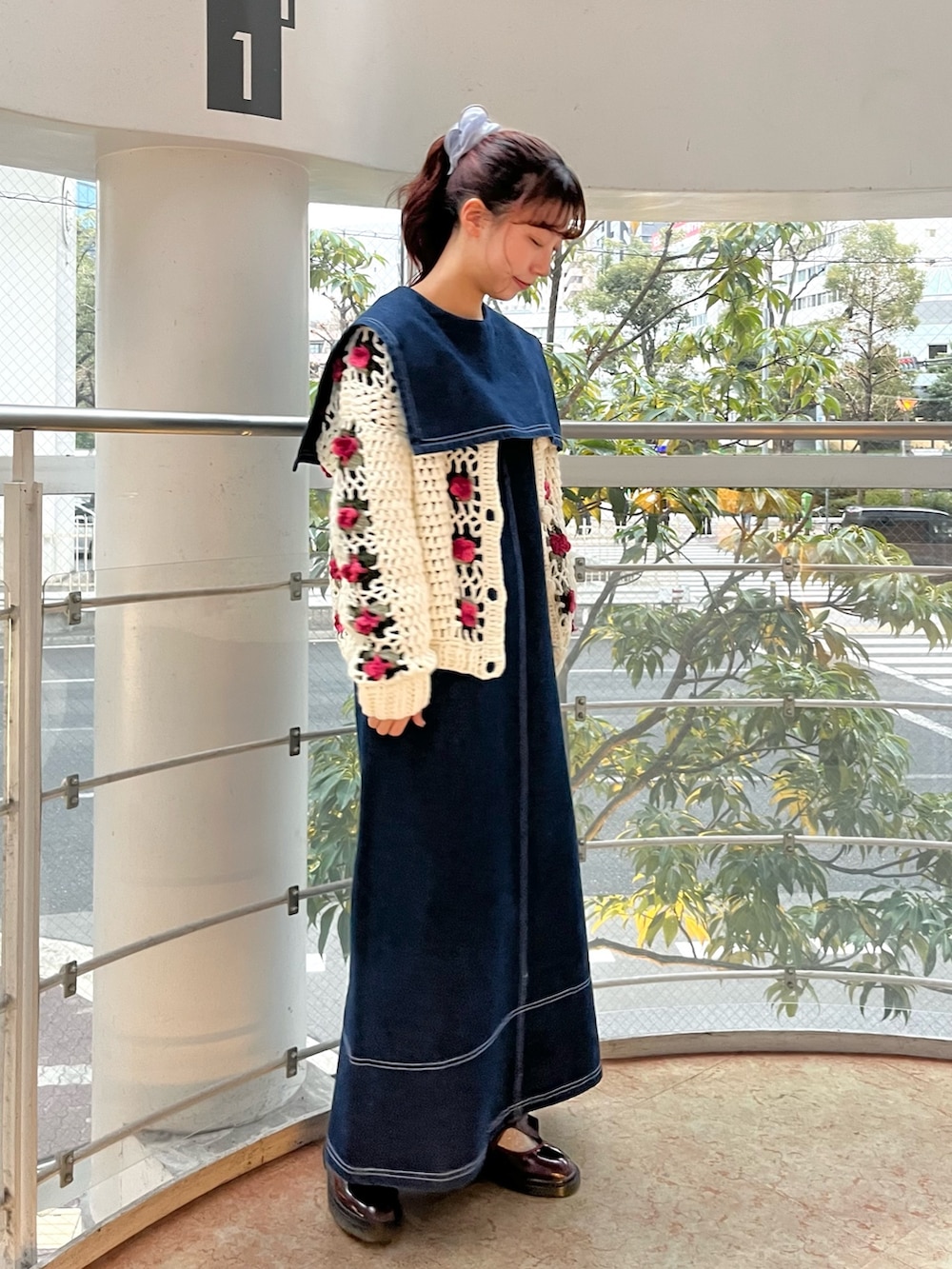 ブルー系のワンピース、ホワイト系のカーディガン/ボレロ、レッド系のその他シューズを着用したレディースの冬コーディネートの2枚目の写真