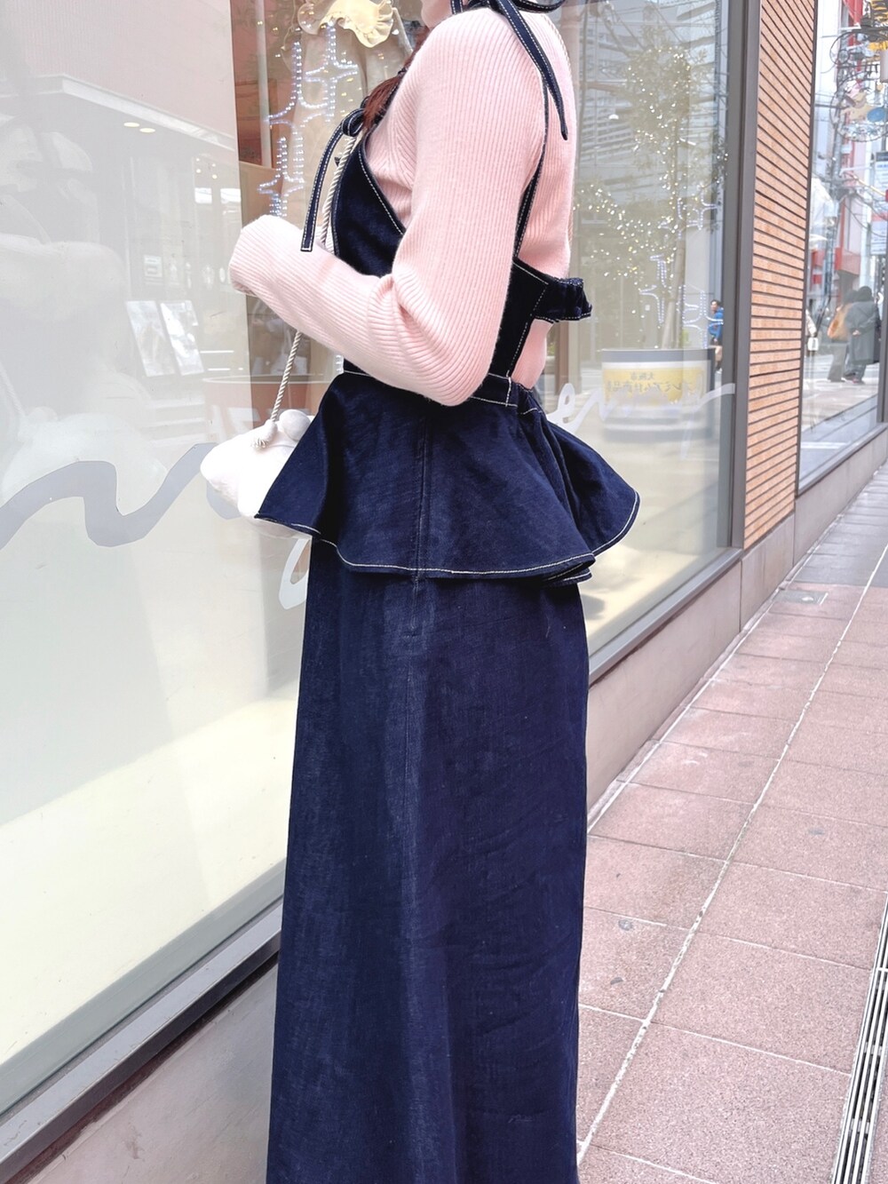 ピンク系のニット/セーター、ブルー系のワンピース、ホワイト系のショルダーバッグを着用したレディースの冬コーディネートの8枚目の写真