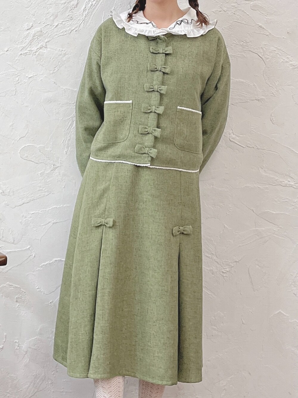 ホワイト系のシャツ/ブラウス、グリーン系のノーカラージャケット、グリーン系のスカートを着用したレディースの夏コーディネートの4枚目の写真