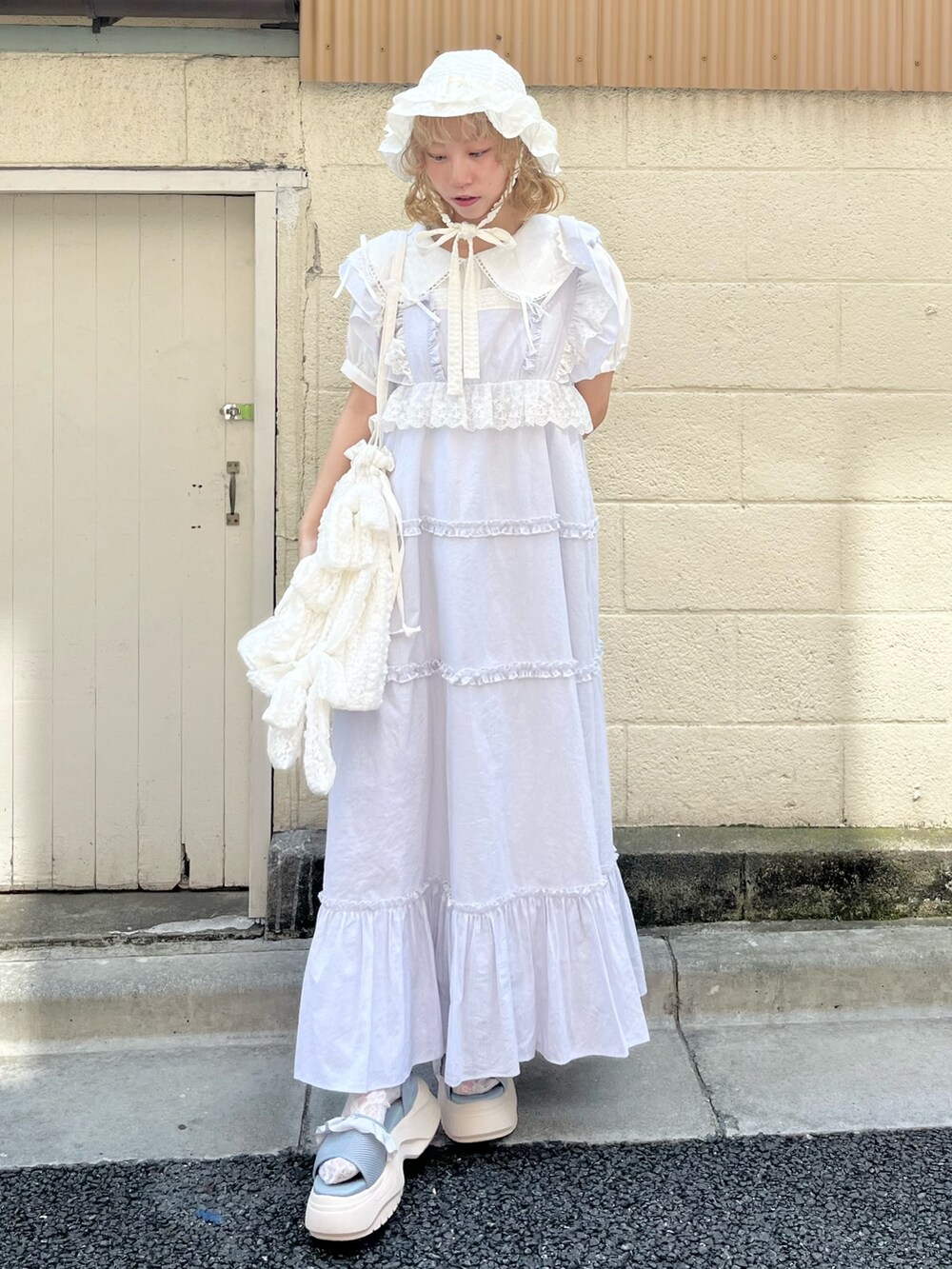 ホワイト系のシャツ/ブラウス、ブルー系のワンピース、ホワイト系のトートバッグを着用したレディースの春コーディネートの2枚目の写真