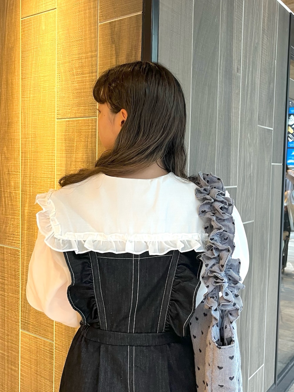 ホワイト系のシャツ/ブラウス、ブラック系のワンピース、ブラック系のトートバッグを着用したレディースの夏コーディネートの3枚目の写真