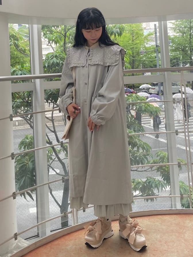 ベージュ系のワンピース、ピンク系のスニーカー、ホワイト系のトートバッグを着用したレディースの夏コーディネートの2枚目の写真