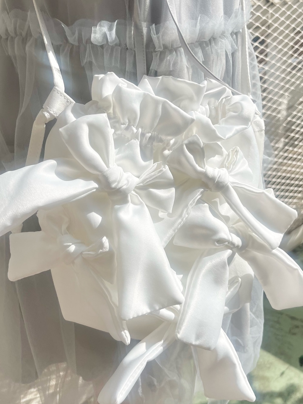 ホワイト系のTシャツ/カットソー、グレー系のワンピース、ホワイト系のショルダーバッグを着用したレディースの夏コーディネートの8枚目の写真