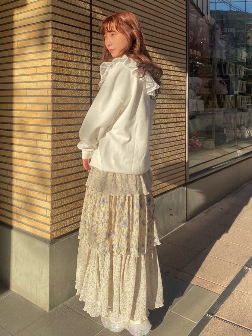 ホワイト系のスニーカー、ピンク系のショルダーバッグ、ホワイト系のTシャツ/カットソーを着用したレディースの冬コーディネートの3枚目の写真