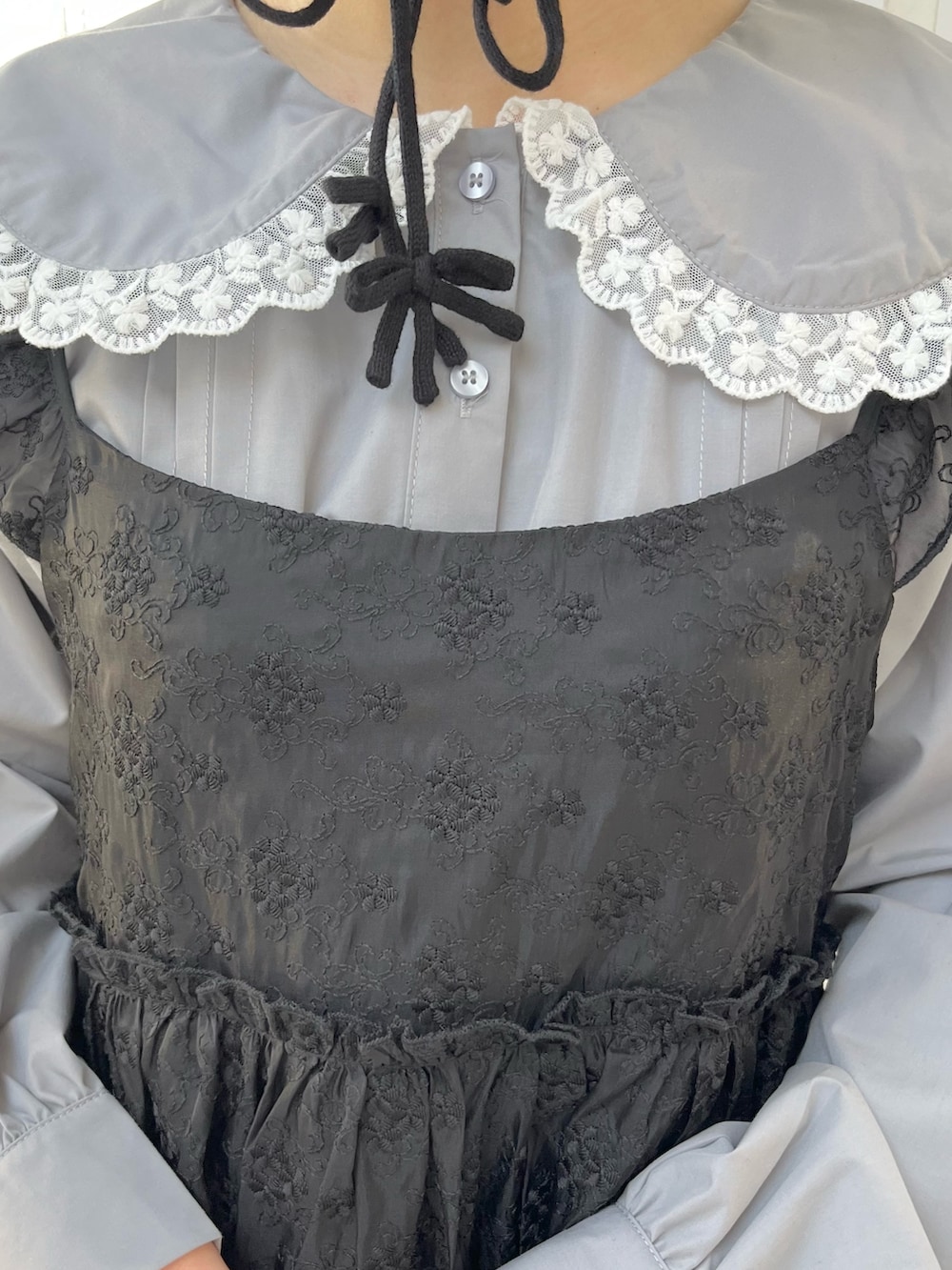 グレー系のワンピース、ブラック系のワンピース、ブラック系のローファーを着用したレディースの冬コーディネートの6枚目の写真