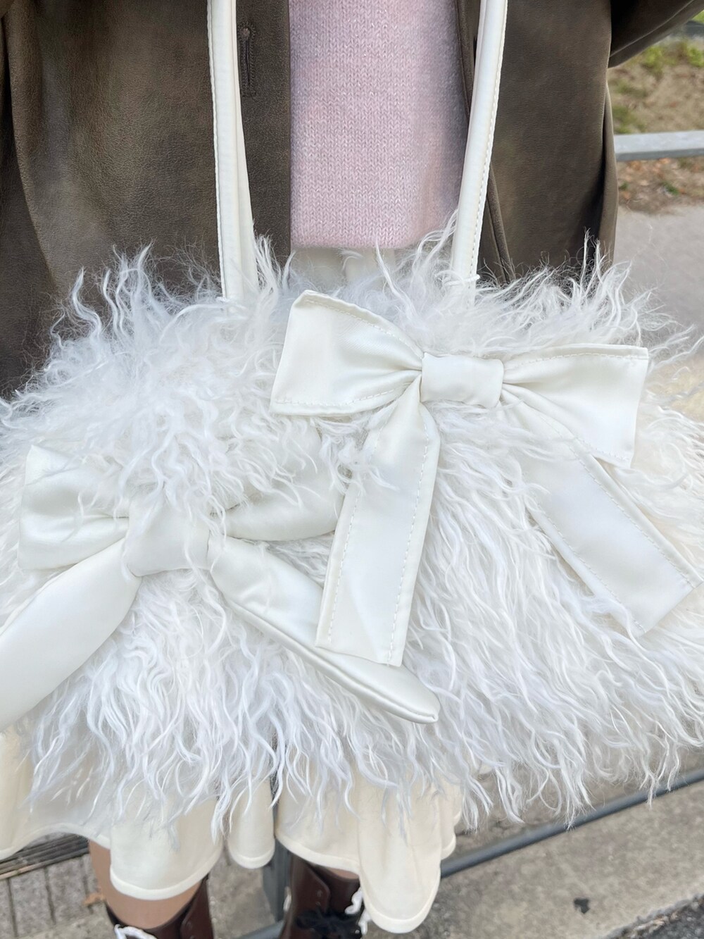 ブラウン系のブルゾン、ピンク系のニット/セーター、ホワイト系のボストンバッグを着用したレディースの秋コーディネートの8枚目の写真