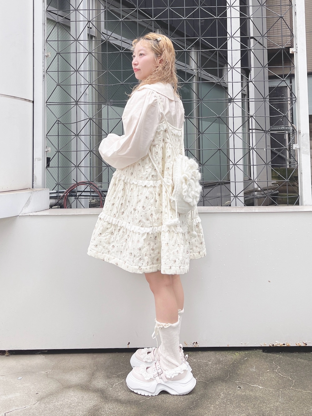 ピンク系のシャツ/ブラウス、ピンク系のワンピース、ホワイト系のバックパック/リュックを着用したレディースの夏コーディネートの3枚目の写真