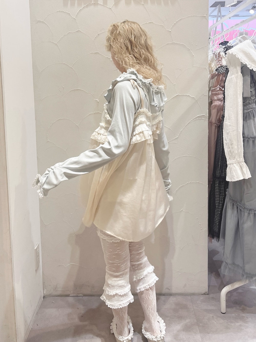 グリーン系のTシャツ/カットソー、ホワイト系のその他パンツ、ホワイト系のその他トップスを着用したレディースの春コーディネートの2枚目の写真