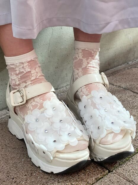 ホワイト系のサンダル、パープル系のハンドバッグ、ブルー系のワンピースを着用したレディースの夏コーディネートの4枚目の写真