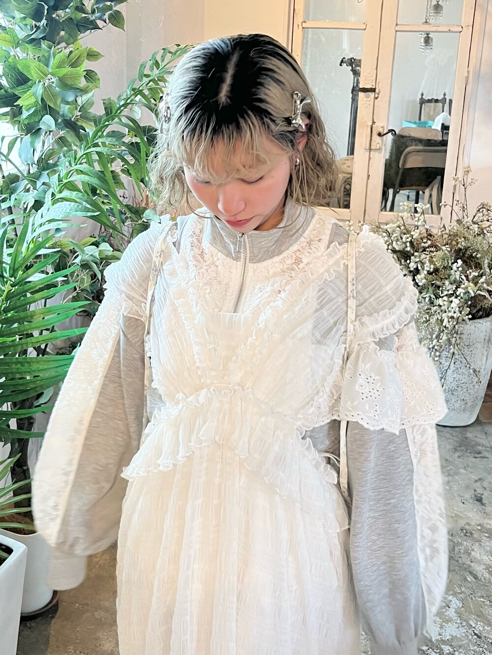 グレー系のジャージ、ホワイト系のワンピース、ホワイト系のスカートを着用したレディースの春コーディネートの5枚目の写真