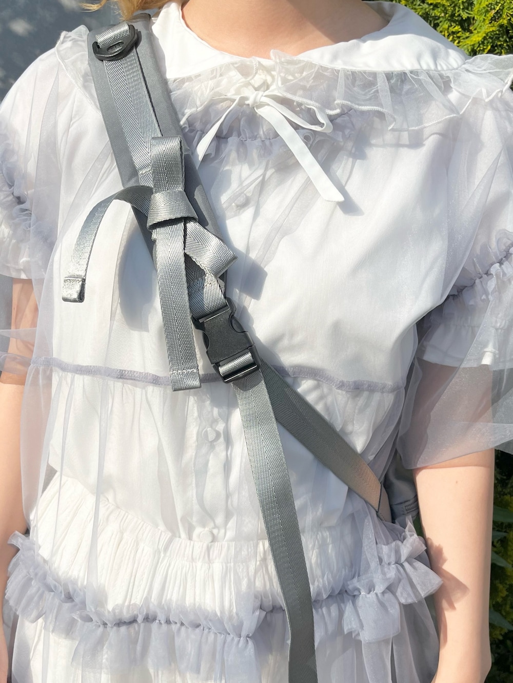 ブルー系のシャツ/ブラウス、ホワイト系のシャツ/ブラウス、ホワイト系のその他パンツを着用したレディースの春コーディネートの9枚目の写真
