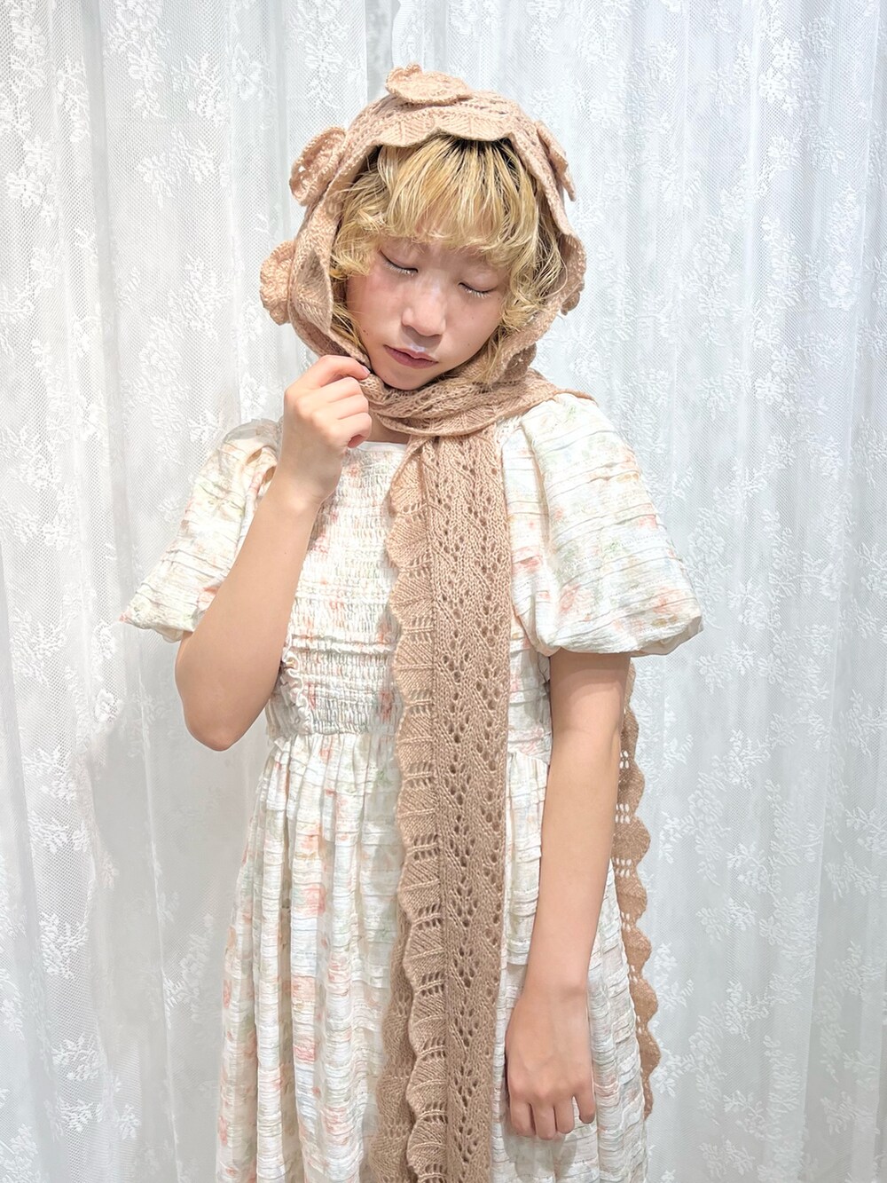 ホワイト系のワンピース、ピンク系のスニーカー、ピンク系のマフラーを着用したレディースの夏コーディネートの7枚目の写真