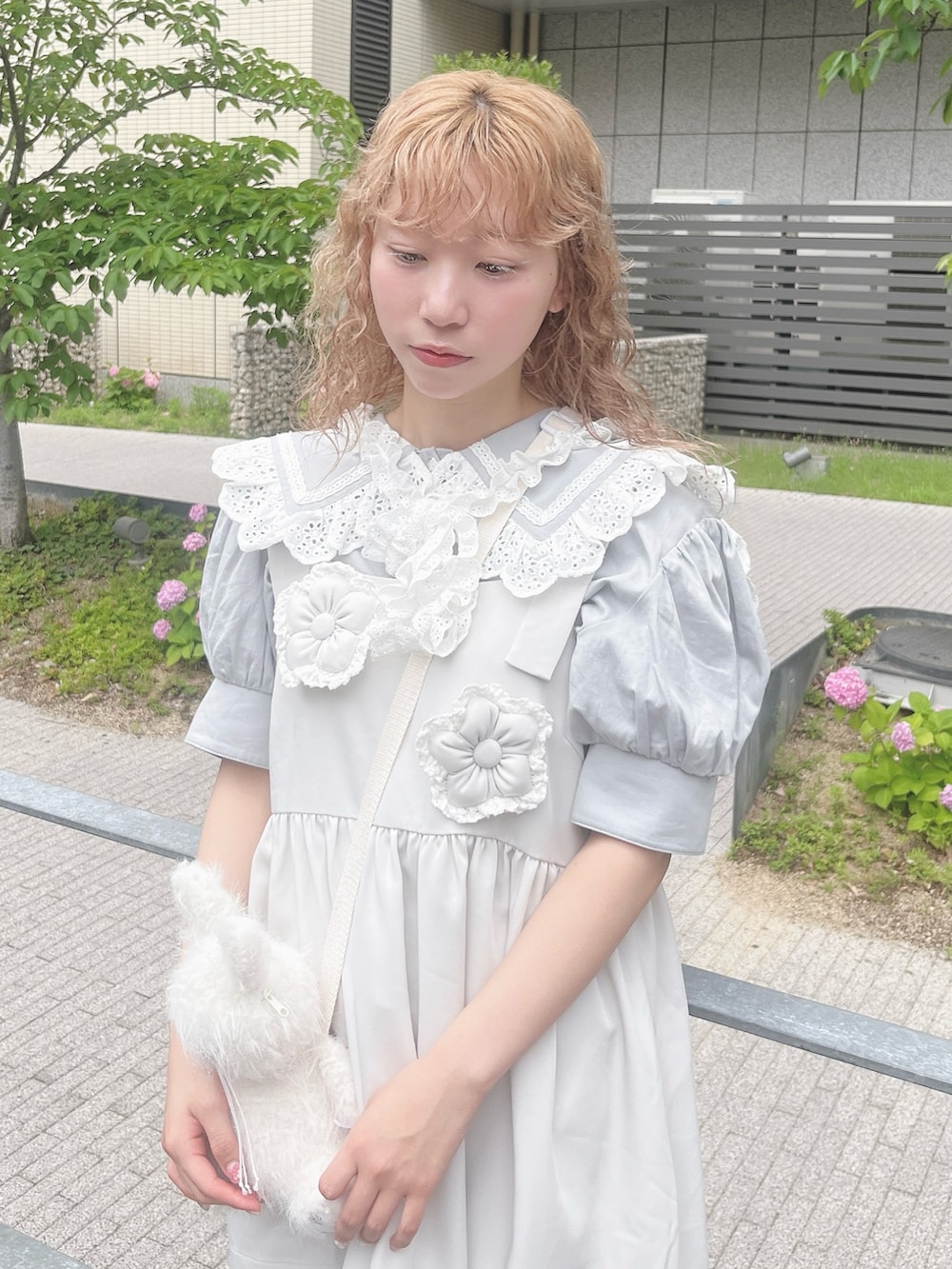 ブルー系のシャツ/ブラウス、ホワイト系のショルダーバッグ、ホワイト系のワンピースを着用したレディースの夏コーディネートの6枚目の写真