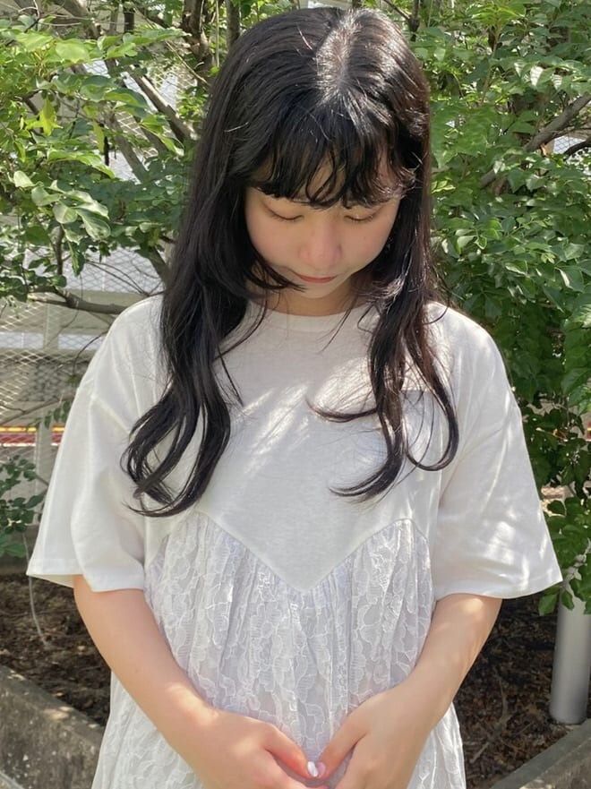 ホワイト系のスニーカー、グリーン系のその他パンツ、ホワイト系のワンピースを着用したレディースの夏コーディネートの6枚目の写真