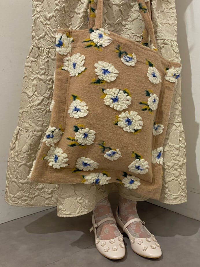 ホワイト系のパンプス、ベージュ系のワンピース、ベージュ系のトートバッグを着用したレディースの秋コーディネートの7枚目の写真