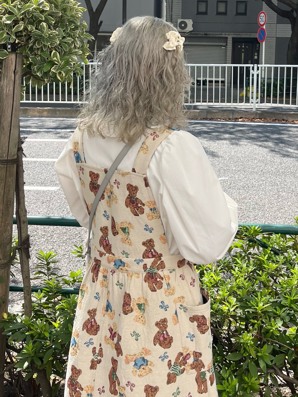 ホワイト系のシャツ/ブラウス、ホワイト系のジャンパースカート、グレー系のショルダーバッグを着用したレディースの秋コーディネートの7枚目の写真