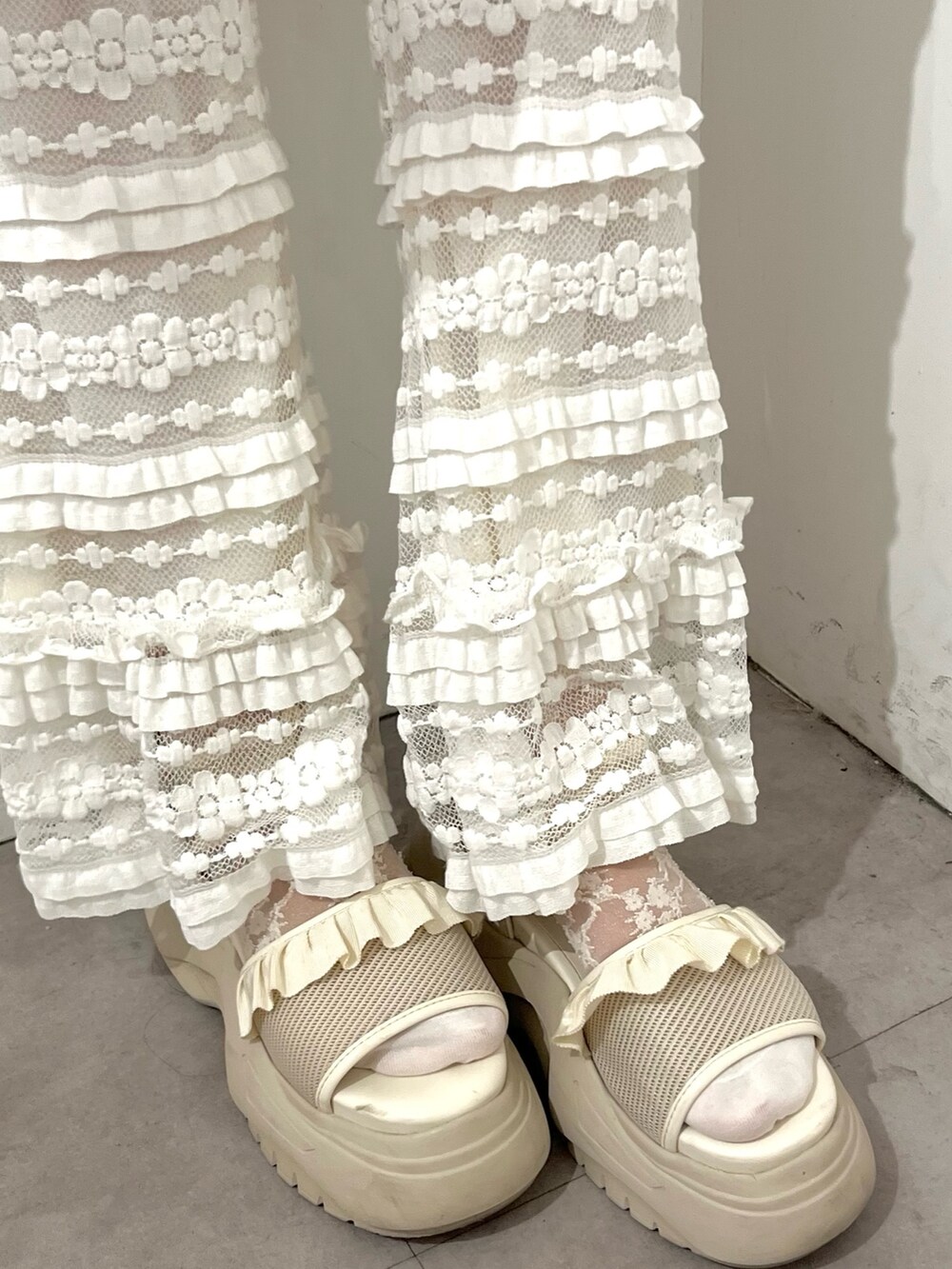 ホワイト系のTシャツ/カットソー、ホワイト系のトートバッグ、ホワイト系のスウェットパンツを着用したレディースの夏コーディネートの5枚目の写真