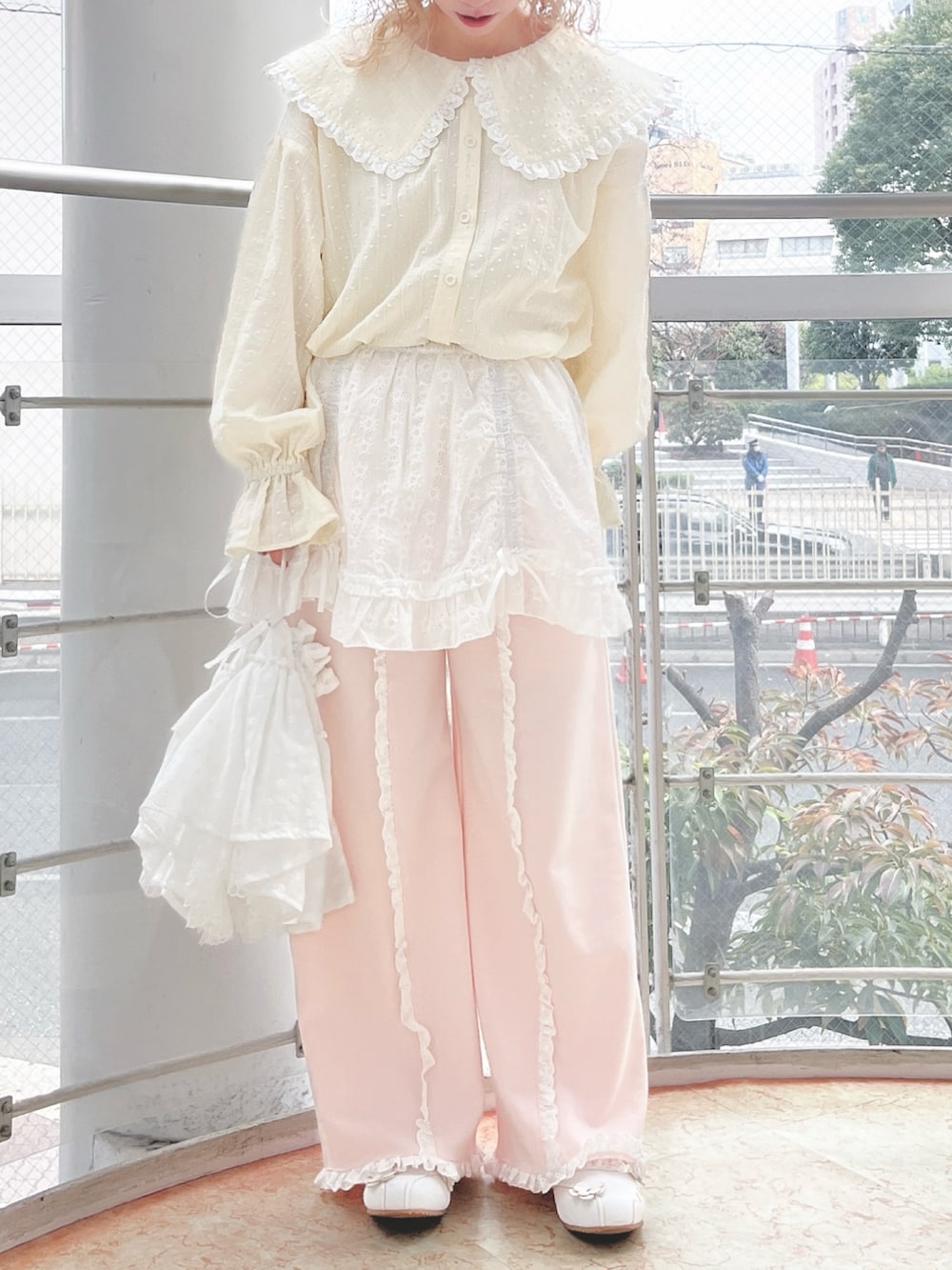 イエロー系のシャツ/ブラウス、ホワイト系のスカート、ピンク系のスウェットパンツを着用したレディースの冬コーディネートの5枚目の写真