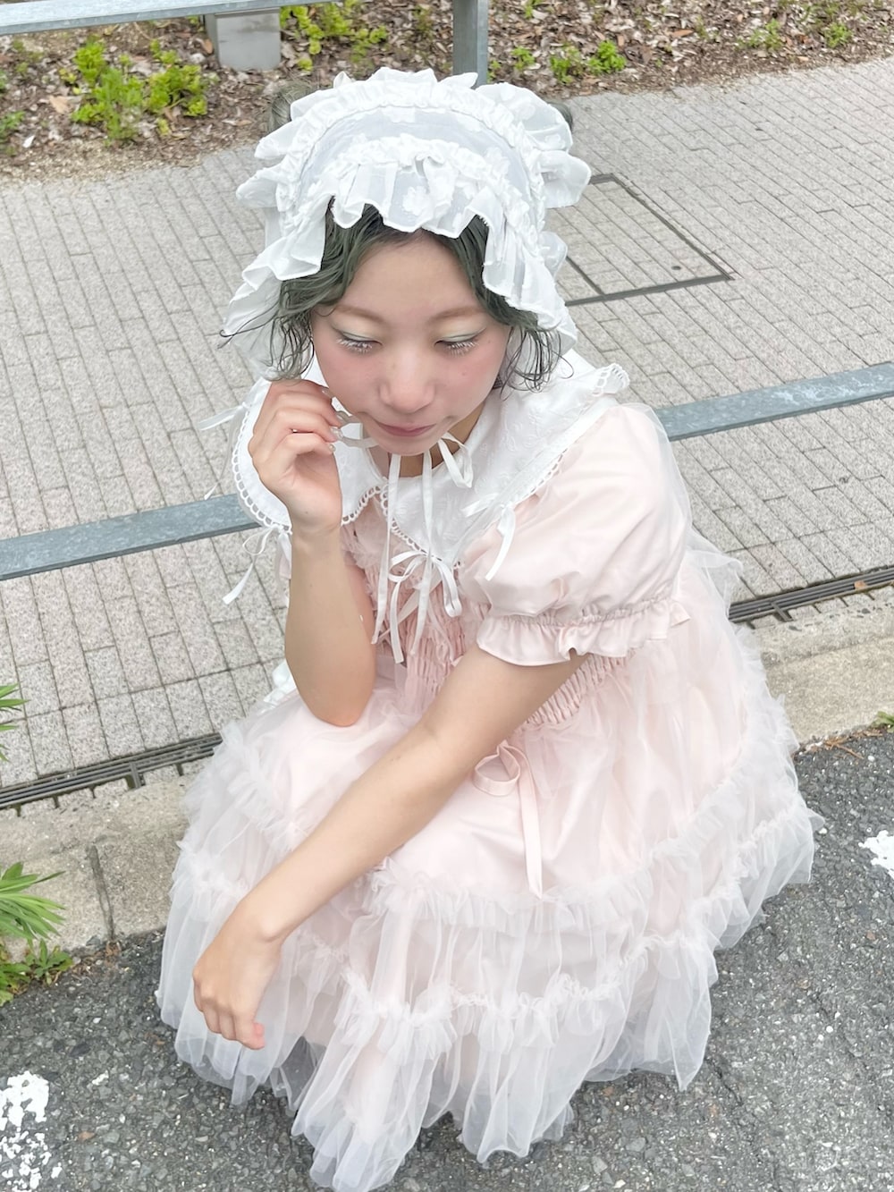 ホワイト系のシャツ/ブラウス、ピンク系のワンピース、ホワイト系のショルダーバッグを着用したレディースの夏コーディネートの5枚目の写真