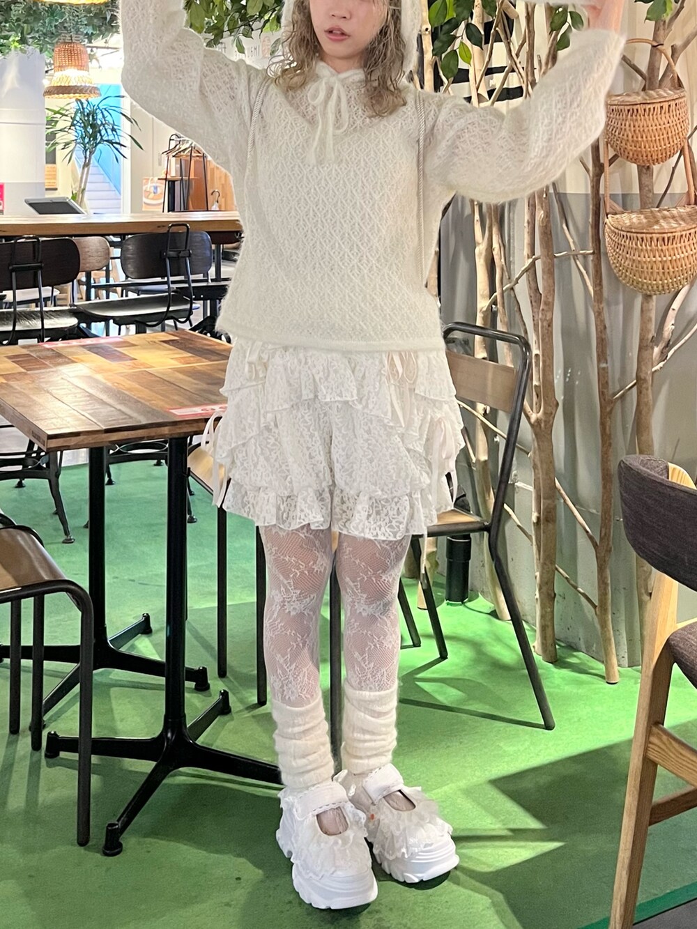 ホワイト系のその他パンツ、ホワイト系のニット/セーター、ホワイト系のバックパック/リュックを着用したレディースの秋コーディネートの5枚目の写真