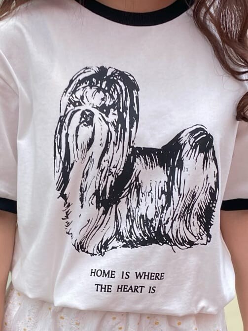 ホワイト系のその他パンツ、ブラック系のサンダル、ホワイト系のTシャツ/カットソーを着用したレディースの春コーディネートの6枚目の写真