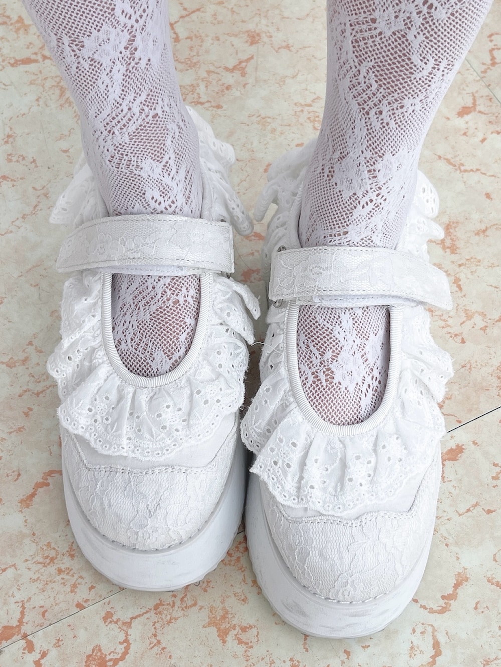 ホワイト系のTシャツ/カットソー、ピンク系のシャツ/ブラウス、グレー系のスカートを着用したレディースの冬コーディネートの10枚目の写真