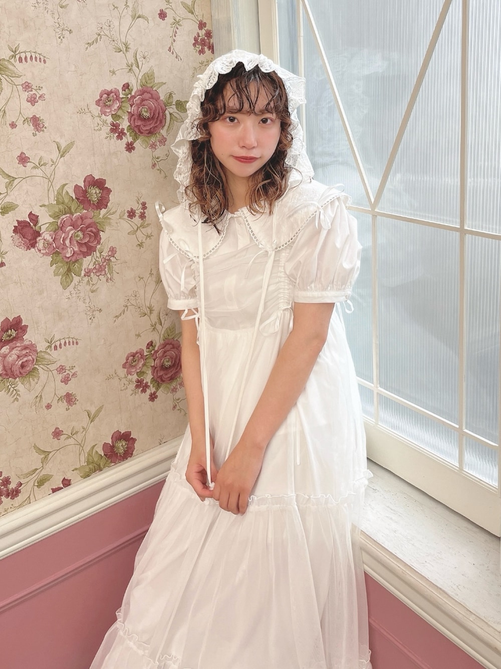 ホワイト系のシャツ/ブラウス、ホワイト系のワンピース、ブルー系のローファーを着用したレディースの夏コーディネートの7枚目の写真